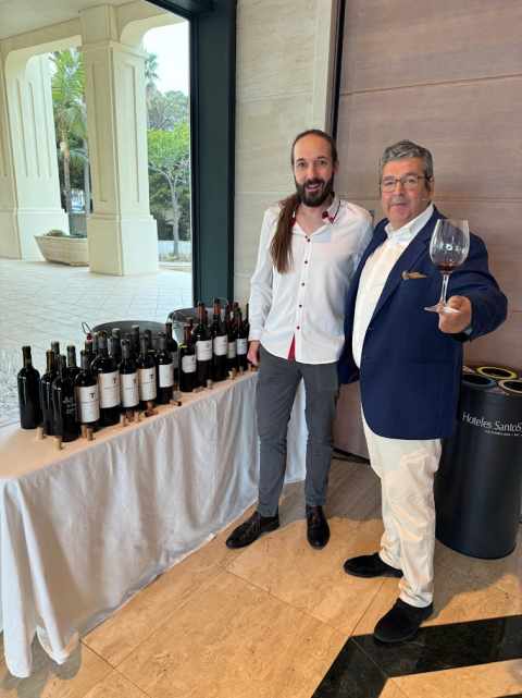 Madrazo, a la derecha, junto a Alberto Tobes, en los preparativos de la cata.