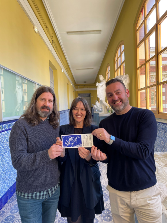 Iñigo Crespo, director de Premios Ecovino (izda.), Gracia de Prado, coordinadora del Máster en Diseño Integral de Packaging ESDIR, y Jonathan Melón, gerente de Riojadhesivos.