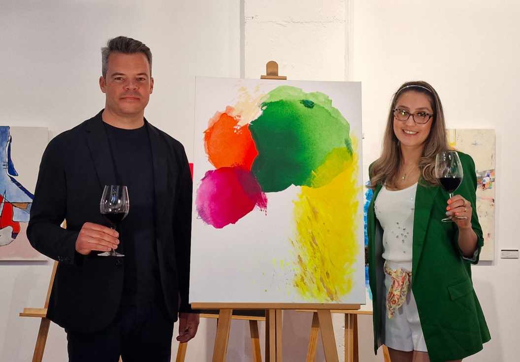 Manu Fari&ntilde;a y la ganadora del Concurso, Karla Lagos.