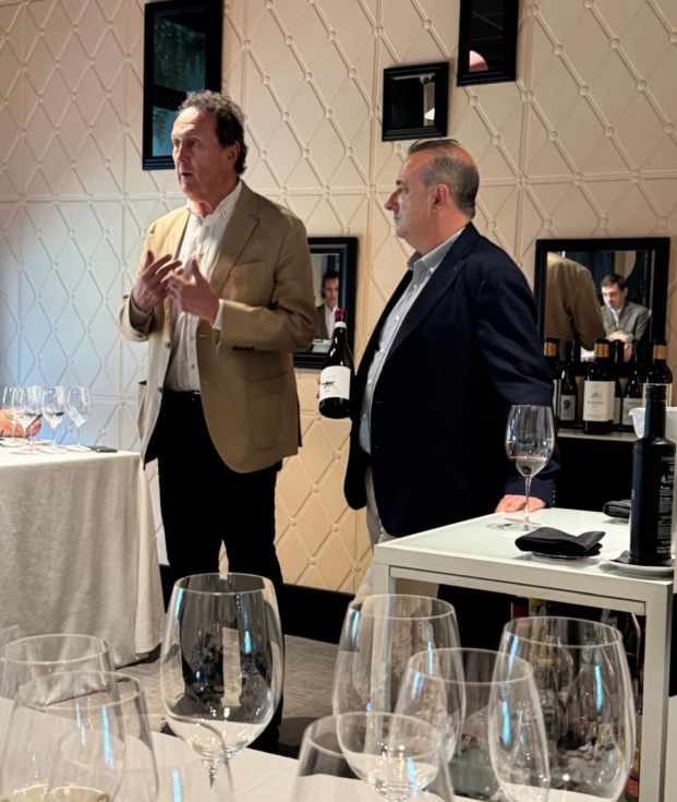 El presidente de La Rioja Alta S.A., Guillermo de Aranzabal y el en&oacute;logo Julio S&aacute;enz.