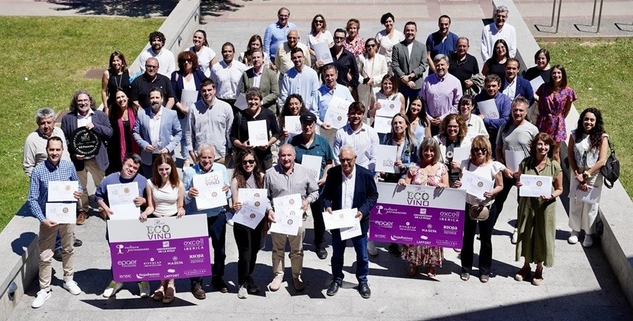 Foto de premiados en los XVI Premios Ecovino, en el exterior del Edificio Quintiliano de la Universidad de La Rioja.