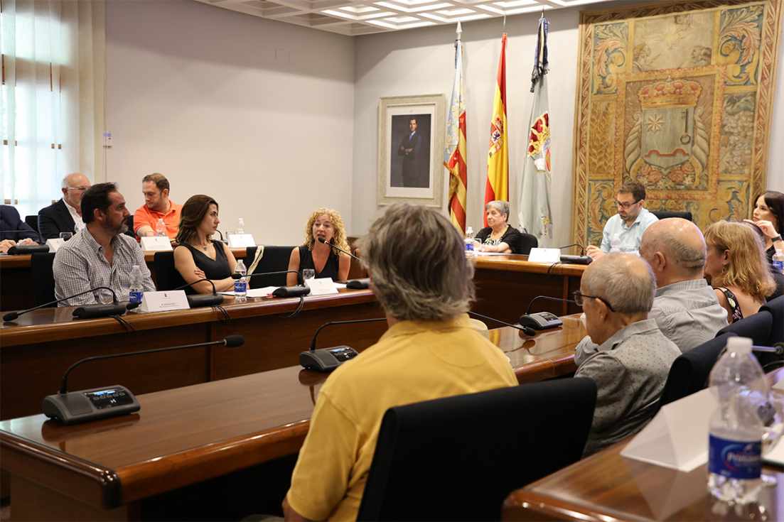 El acto llen&oacute; el Sal&oacute;n de Plenos municipal.