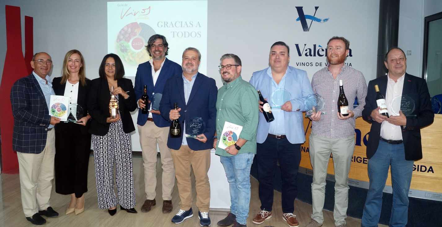 Los responsables de catas de la Gu&iacute;a, Salvador Manj&oacute;n y Vicent Escamilla, junto a los premiados.