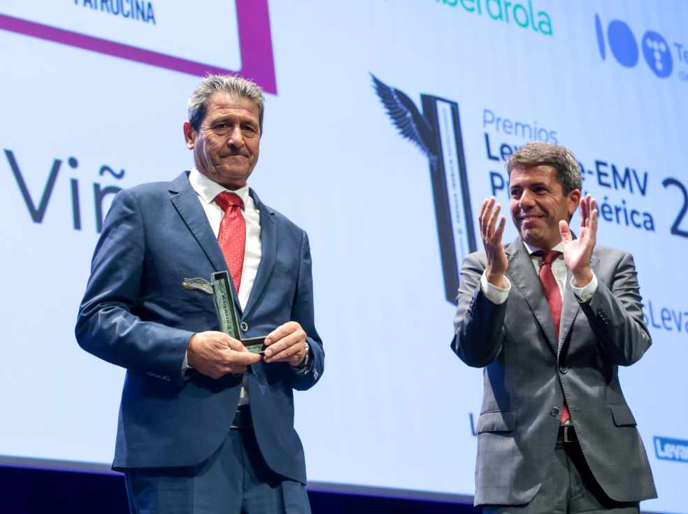 El presidente de La Vi&ntilde;a, Jos&eacute; Fita, recogi&oacute; el galard&oacute;n de manos del President de la Generalitat Valenciana, Carlos Maz&oacute;n.