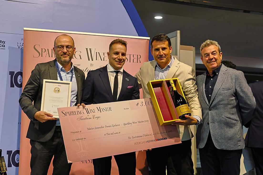 F. Galtier (CMB), Pablo Ossorio y Rafa Navarro (Hispano Suizas), flanquean al ganador de la tercera edici&oacute;n.