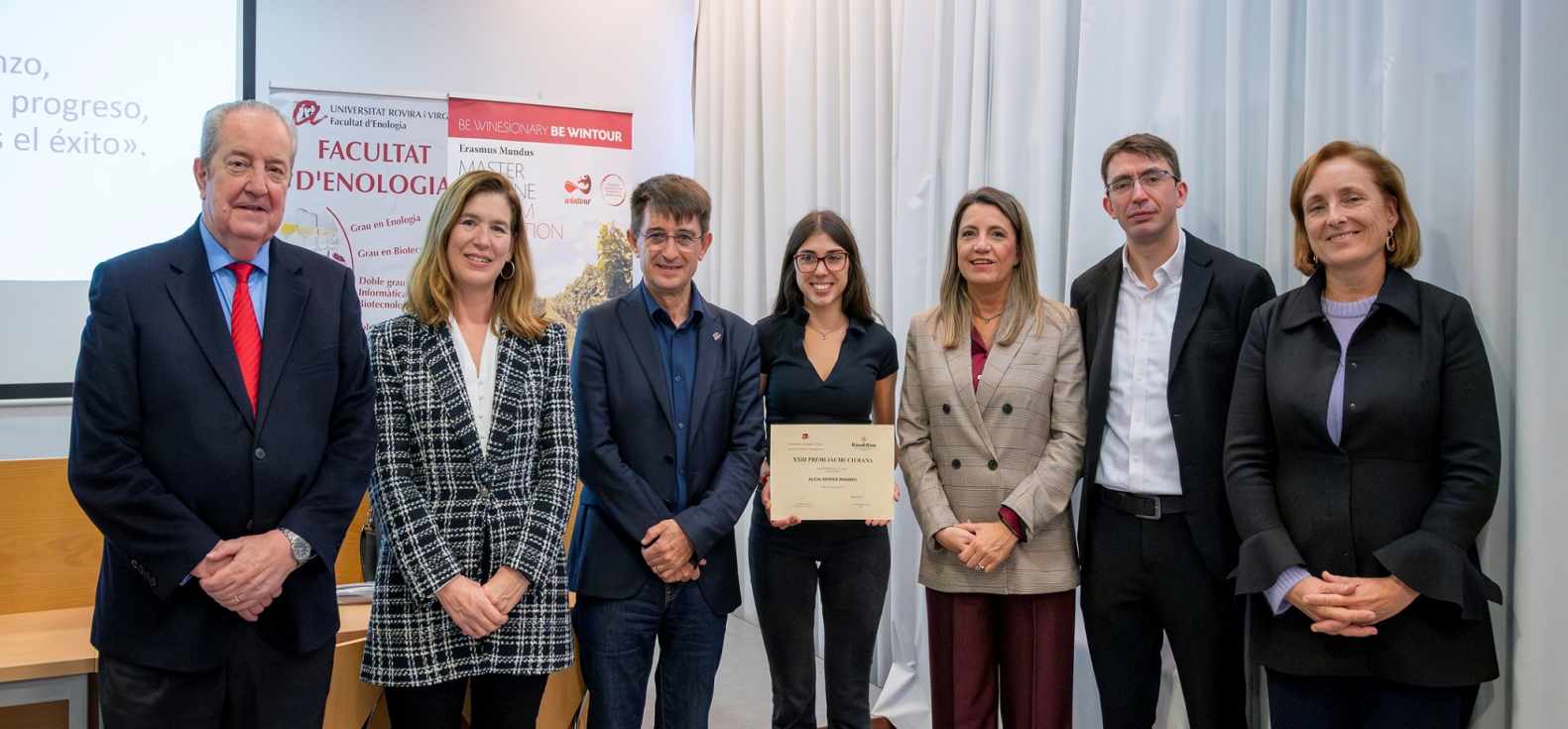 Los miembros del Jurado con la premiada (en el centro).