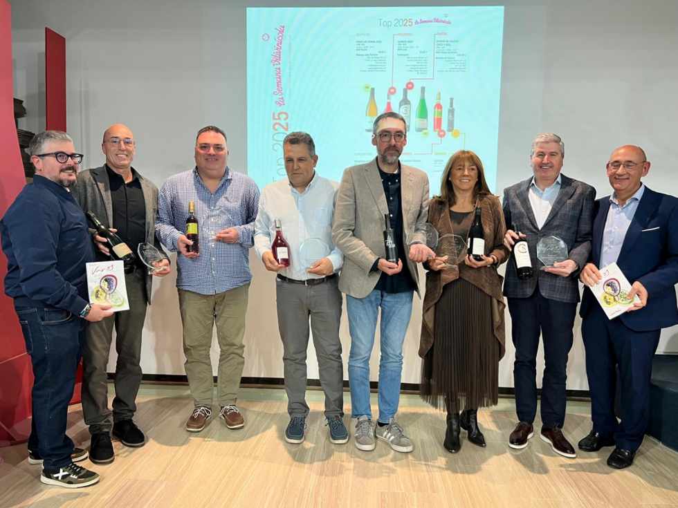 Foto de grupo de los premiados, flanqueados por los responsables de la gu&iacute;a: Vicent Escamilla (izq.) y Salvador Manj&oacute;n (der.).