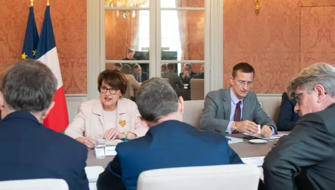 Detalle de la reuni&oacute;n de la ministra de Agricultura, Annie Genevard, con representantes sectoriales.