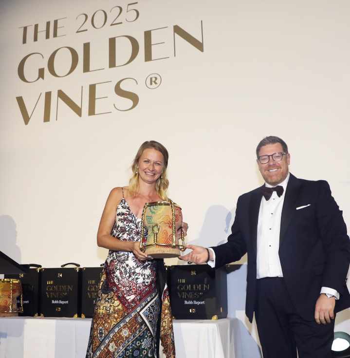 Jessica Julmy, directora general de Tempos Vega Sicilia, recogiendo el premio. FOTO: Aaron Davidson para The Golden Vines.