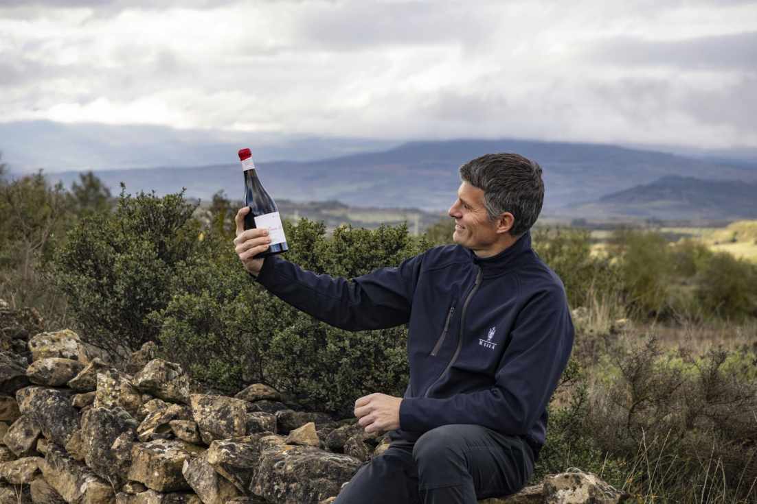 Mathieu Barrault, en&oacute;logo de Bodegas Murua, en el paraje que da nombre al vino.