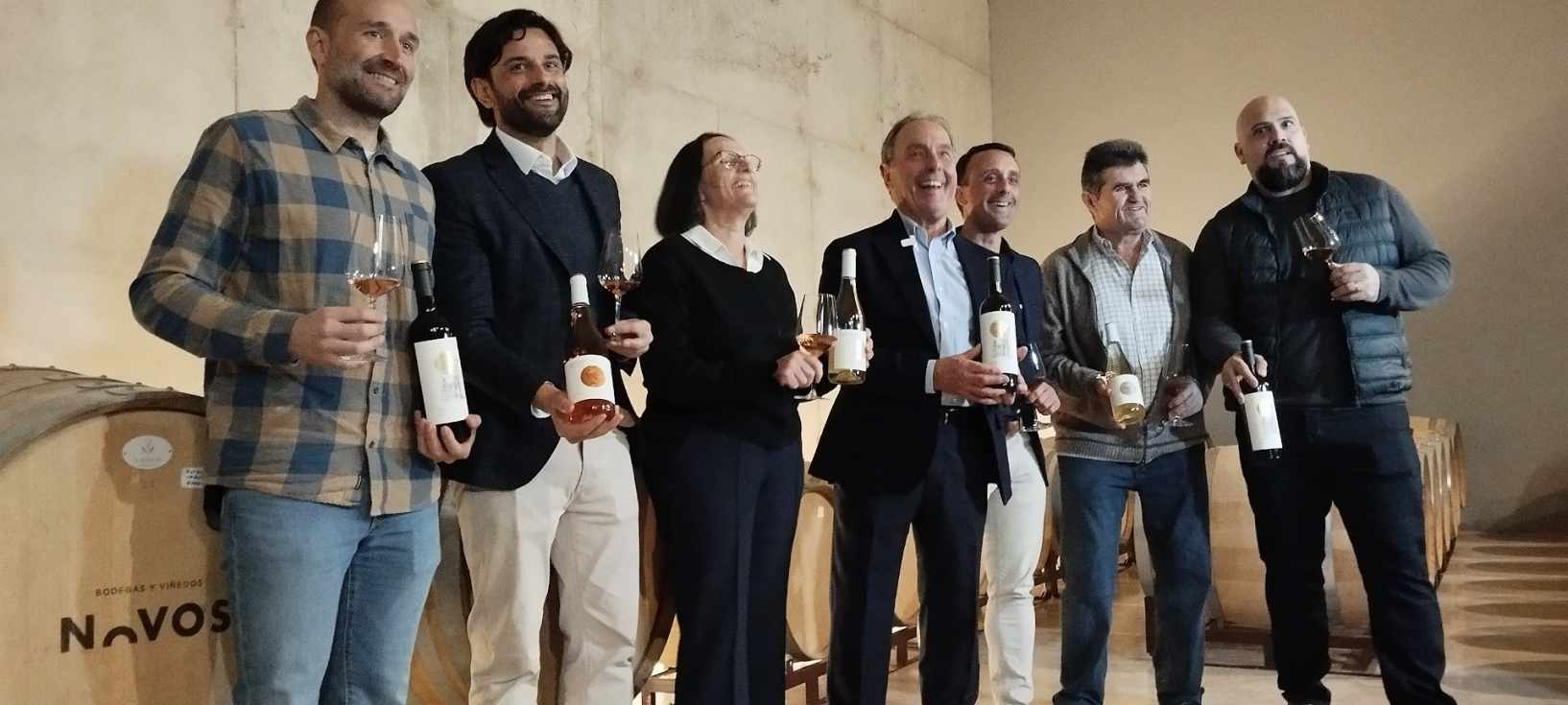 El en&oacute;logo Toni Argil&eacute;s, con la familia Ramos, su responsable de campo y su director comercial, Jorge Capilla.on la familia